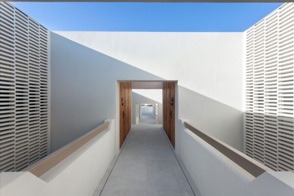 NOŪS_Santorini_CDE_Corridor_Claustra