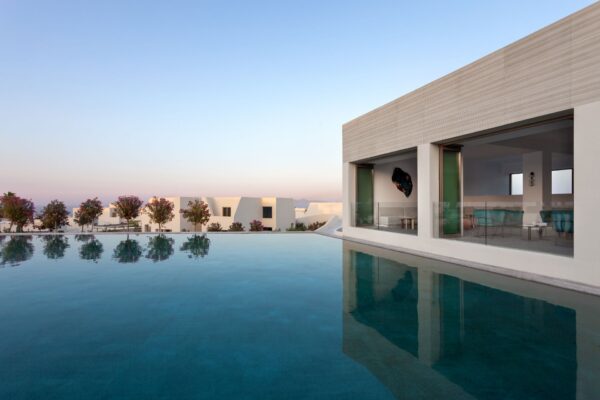 NOŪS_Santorini_Main_Outdoor_Pool_&_Lobby