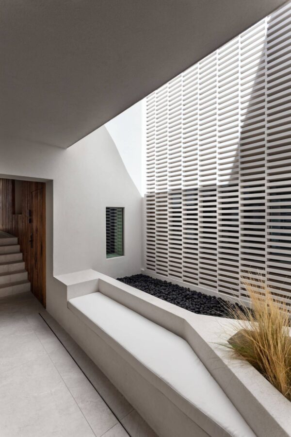 NOUS_Santorini_CDE_Corridor_Claustra_2-1-scaled